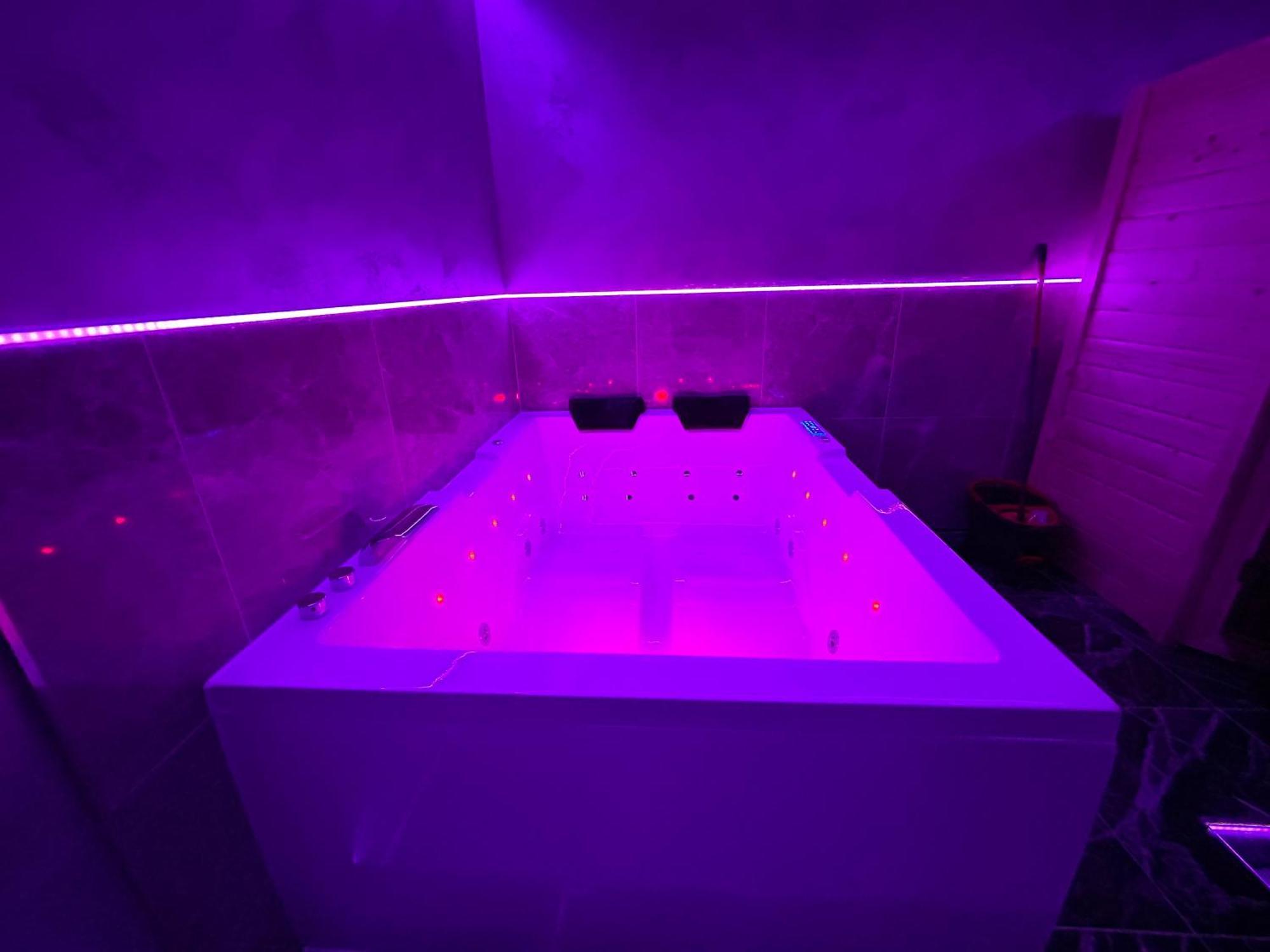 Wellness Mit Whirlpool Und Sauna